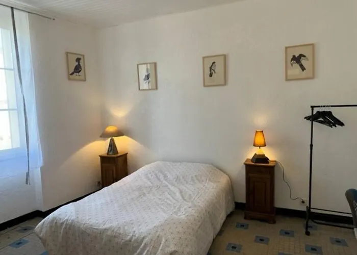 Petite Maison Et Son Jardinet *