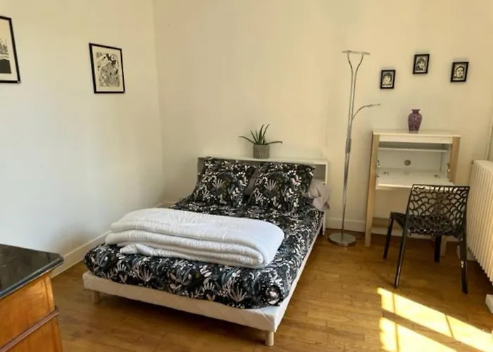 Petite Maison Et Son Jardinet